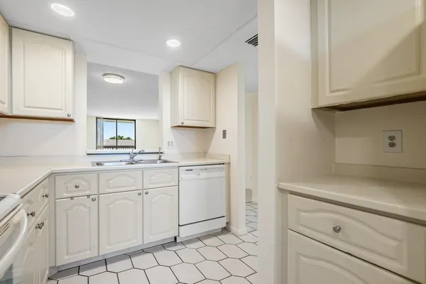 $294,900 | 2707 Northeast 14th Street Causeway, Unit 305, Pompano Beach, FL 33062