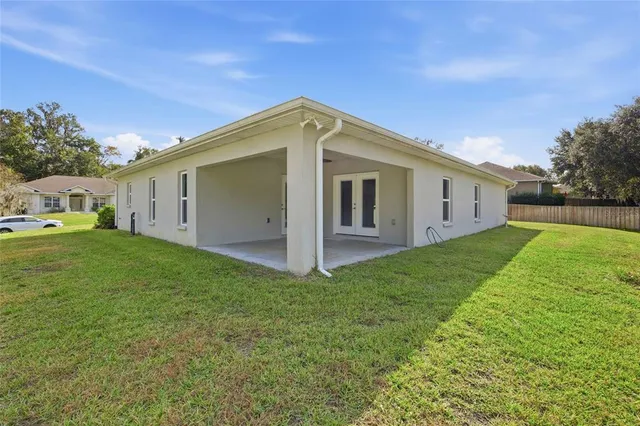 a view of a house with backyard