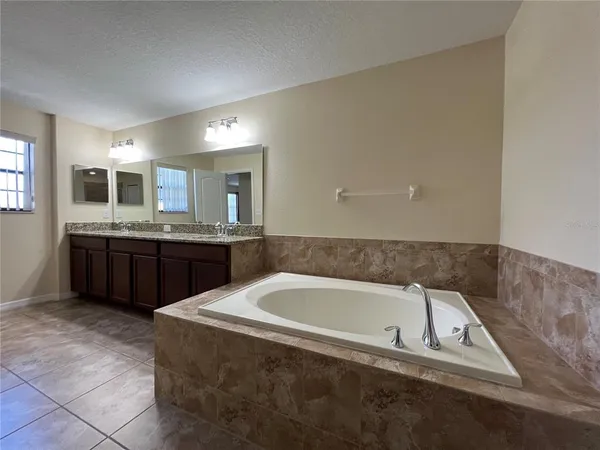 $2,600 | 20010 Date Palm Way, Tampa, FL 33647