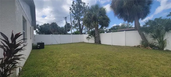 a view of a backyard