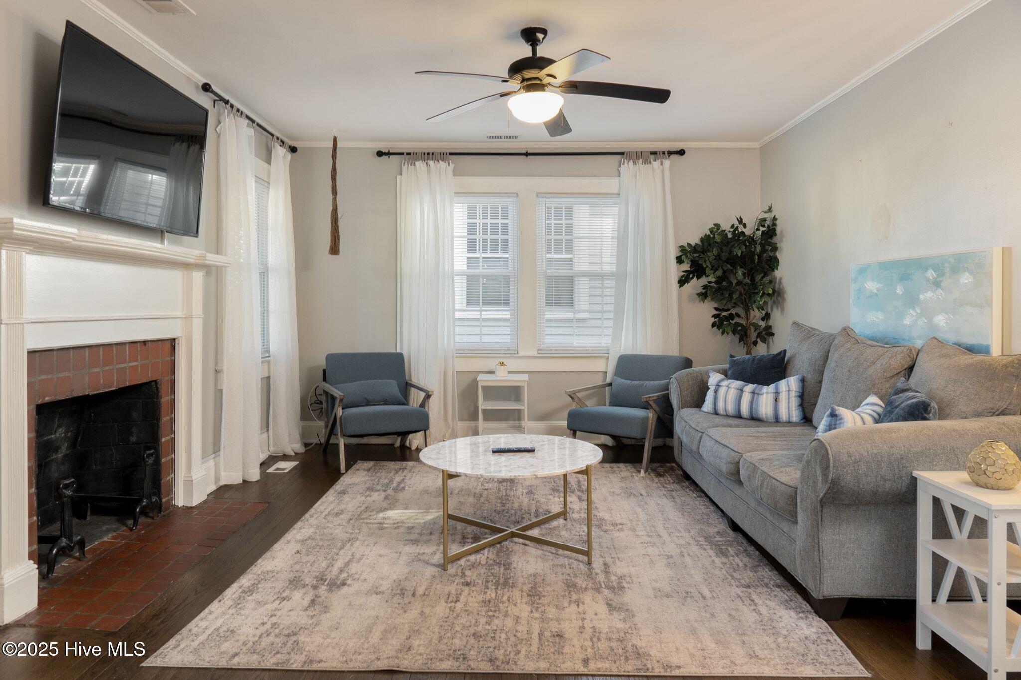 1409 Rhem Avenue New Bern, NC 28560 - Photo 5 of 28 Living Room