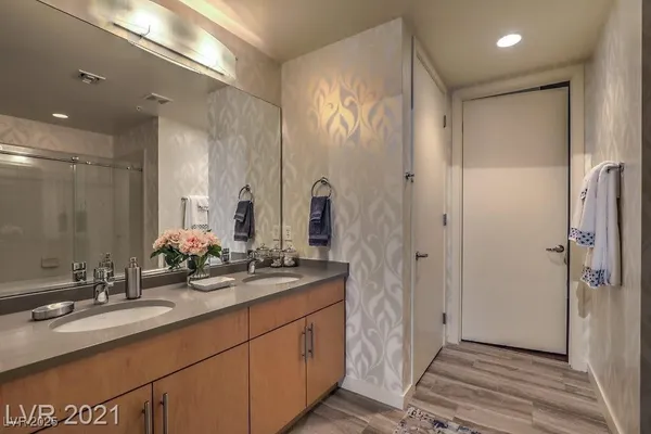 $4,000 | 353 East Bonneville Avenue, Unit 1002, Las Vegas, NV 89101