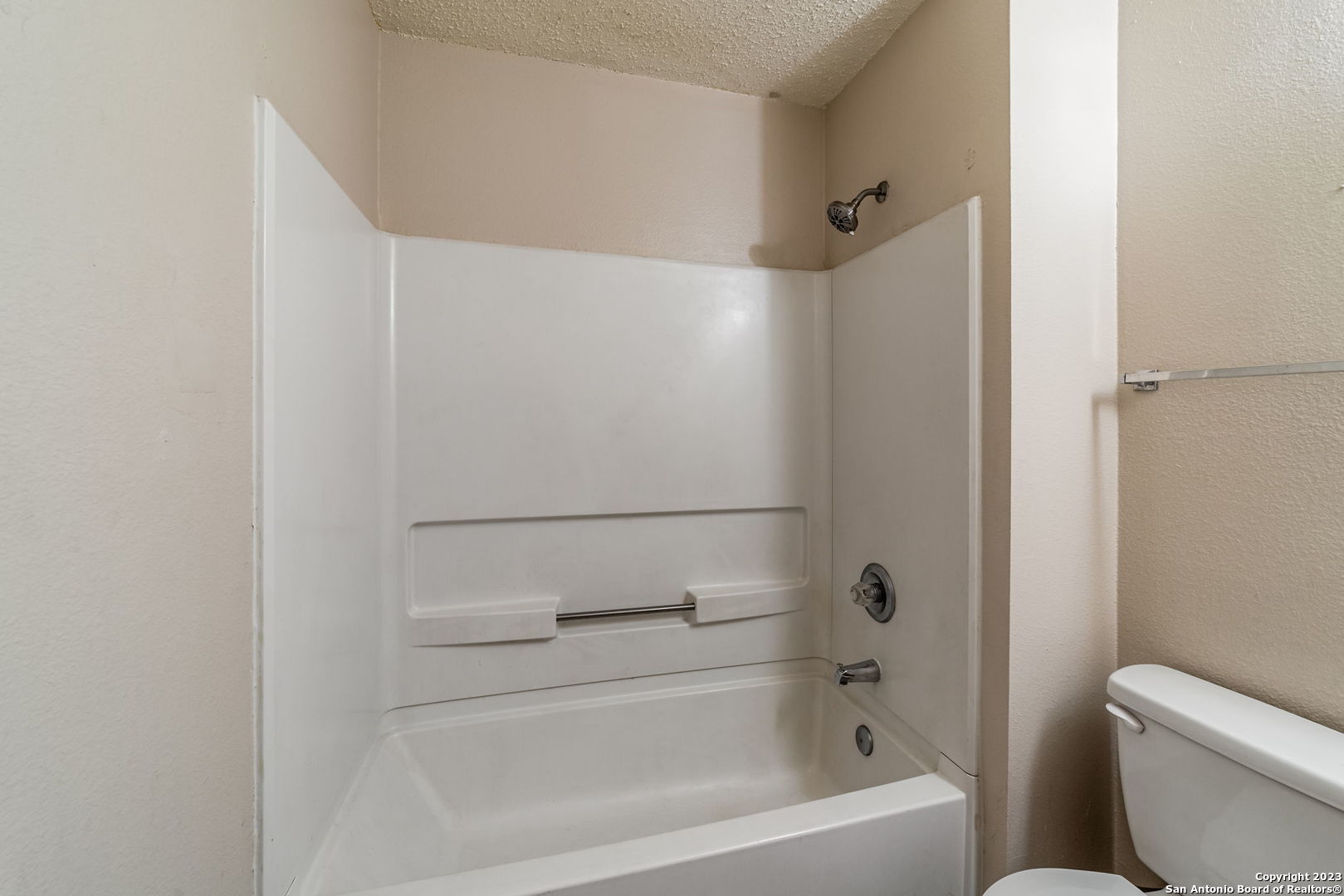 8422 Parry Path Converse, TX 78109 - Photo 15 of 36 a bathroom with a bathtub and a toilet