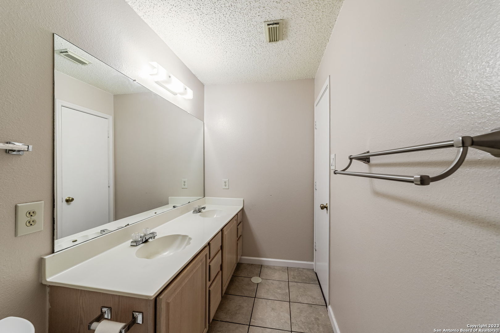 8422 Parry Path Converse, TX 78109 - Photo 27 of 36 a bathroom with a sink and mirror