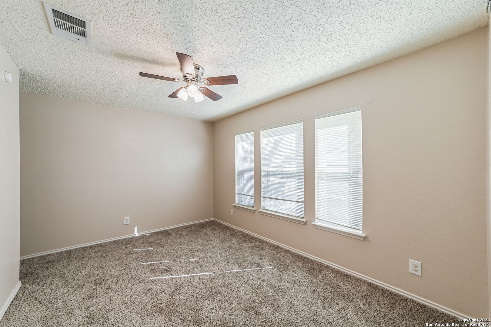 8422 Parry Path Converse, TX 78109 - Photo 10 of 36 an empty room with windows and ceiling fan