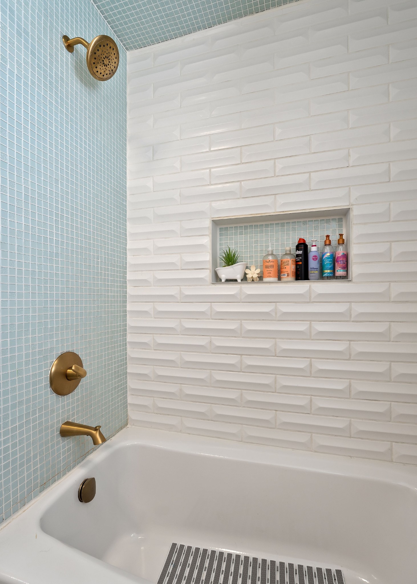 296 Big Rock Road Smithville, TN 37166 - Photo 18 of 32 a bathroom with a bathtub