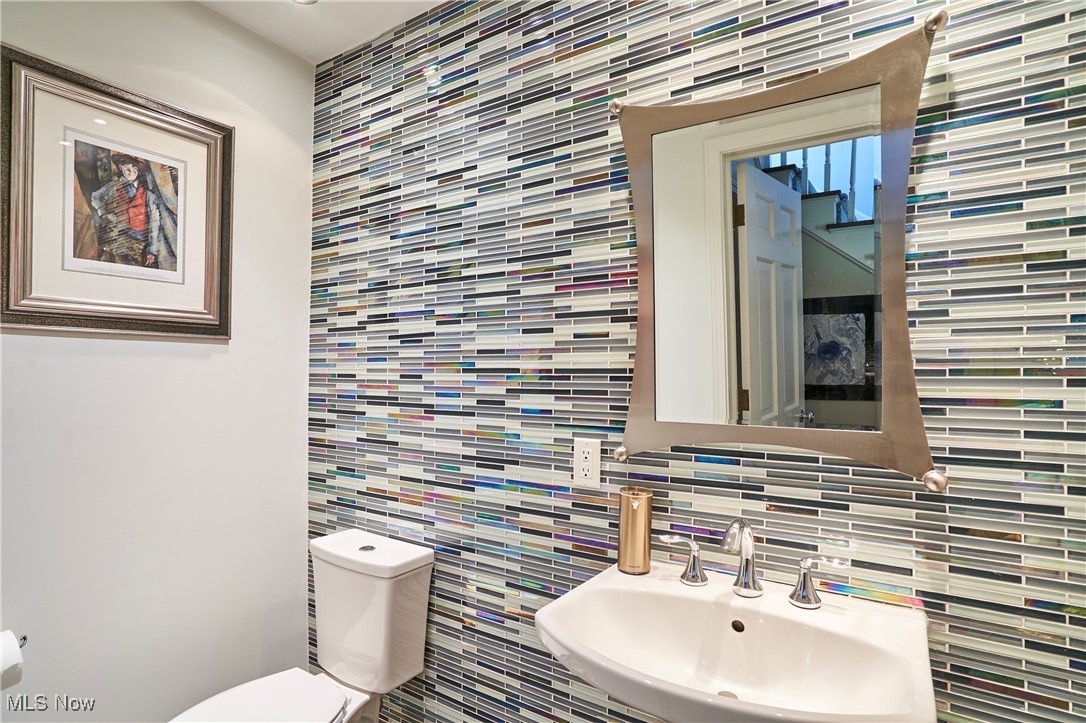173 Hampshire Road Akron, OH 44313 - Photo 16 of 38 Remodeled half bath located off main foyer hall. There is beautiful cut glass wall to give it a "wow" factor.