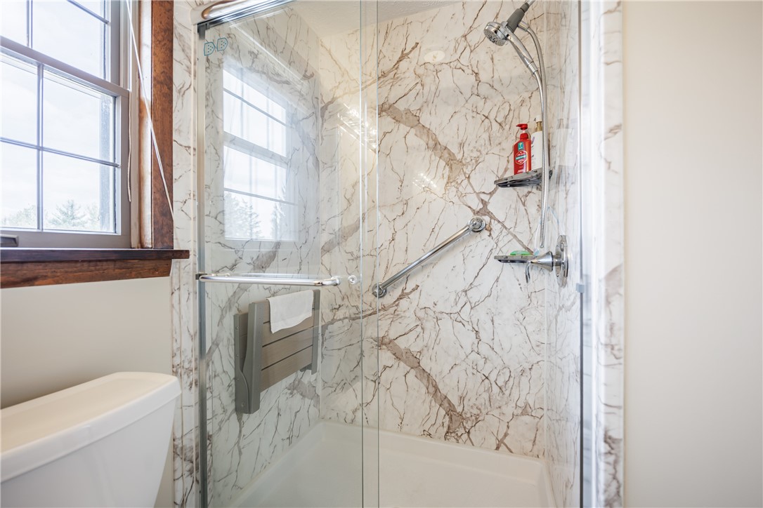 5176 Emerson Road Canandaigua Town, NY 14424 - Photo 22 of 40 Primary Bath