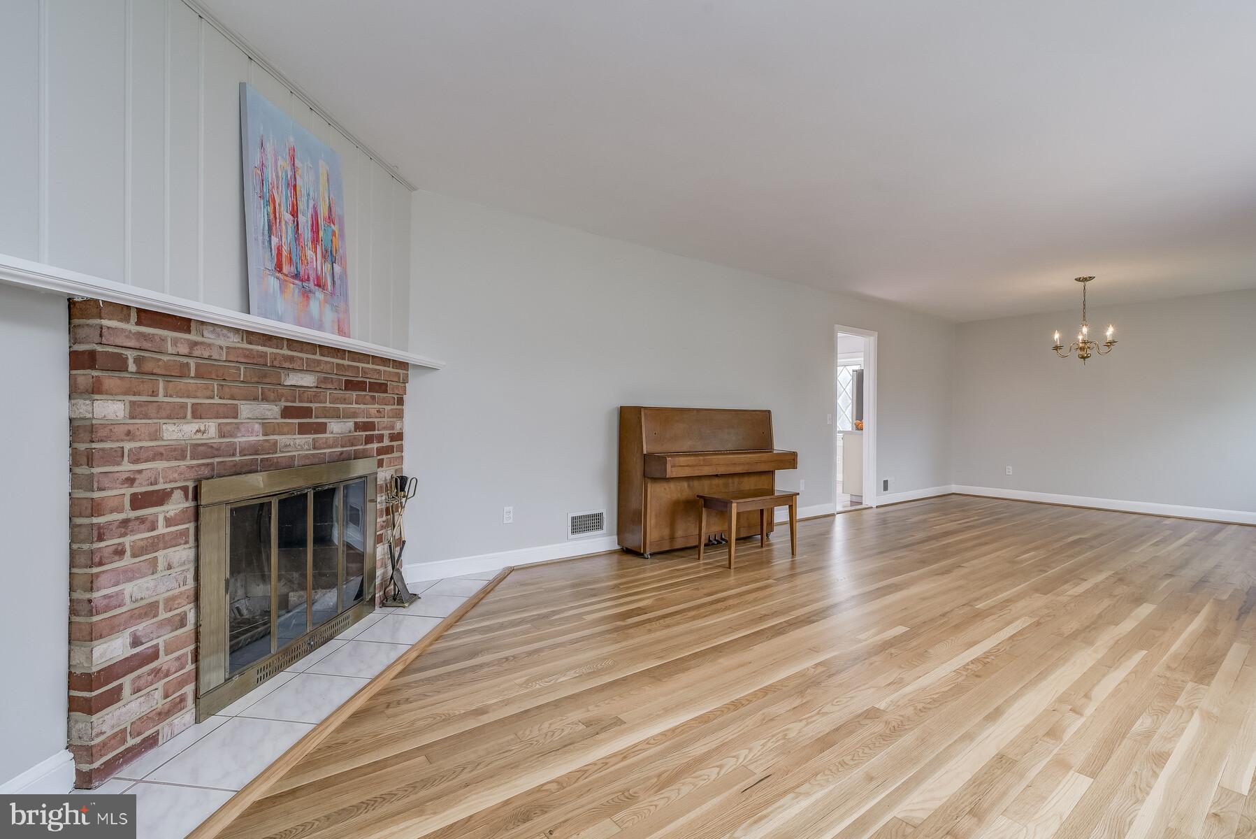 14813 Harold Road Silver Spring, MD 20905 - Photo 11 of 79 Living Room