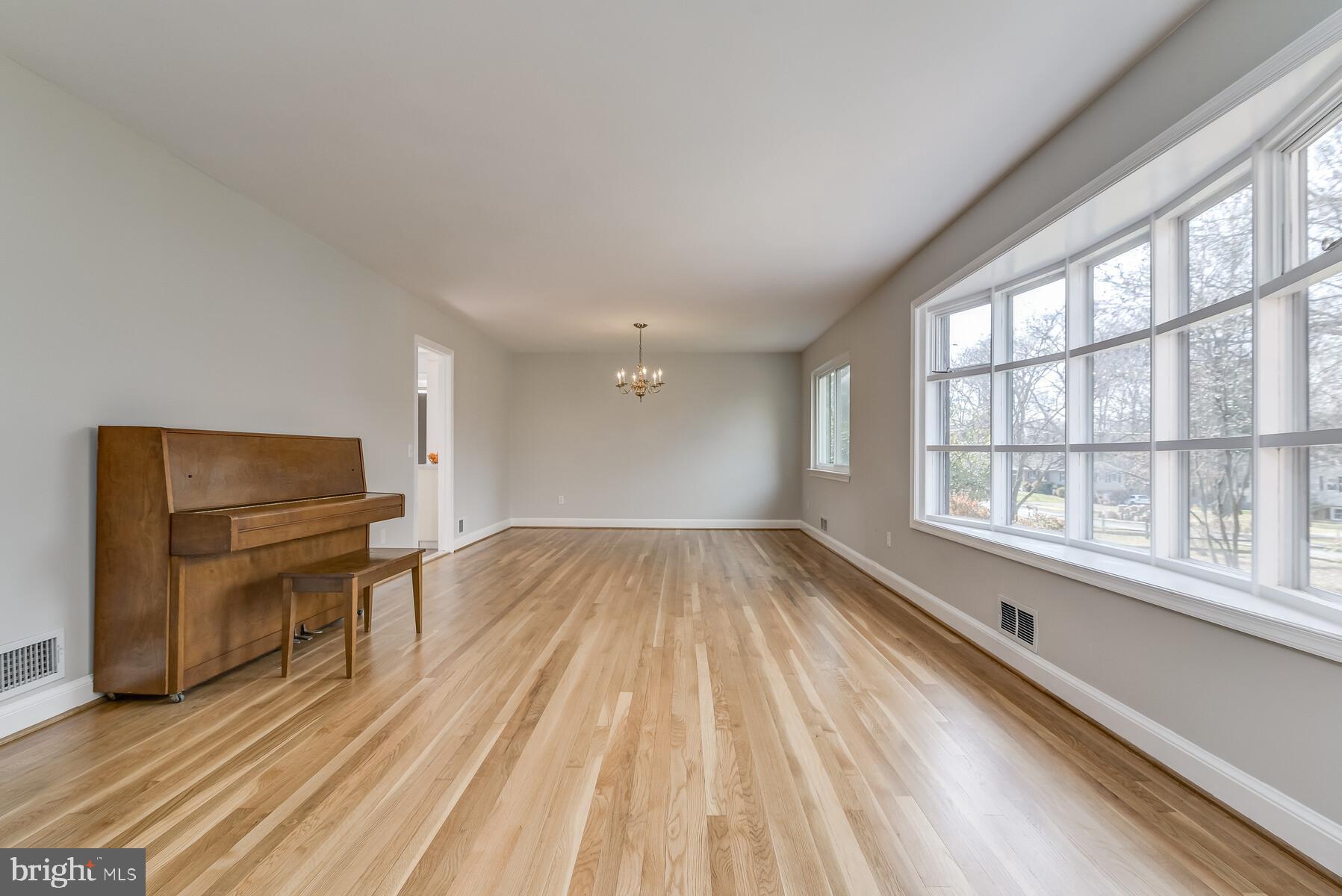 14813 Harold Road Silver Spring, MD 20905 - Photo 12 of 79 Living Room
