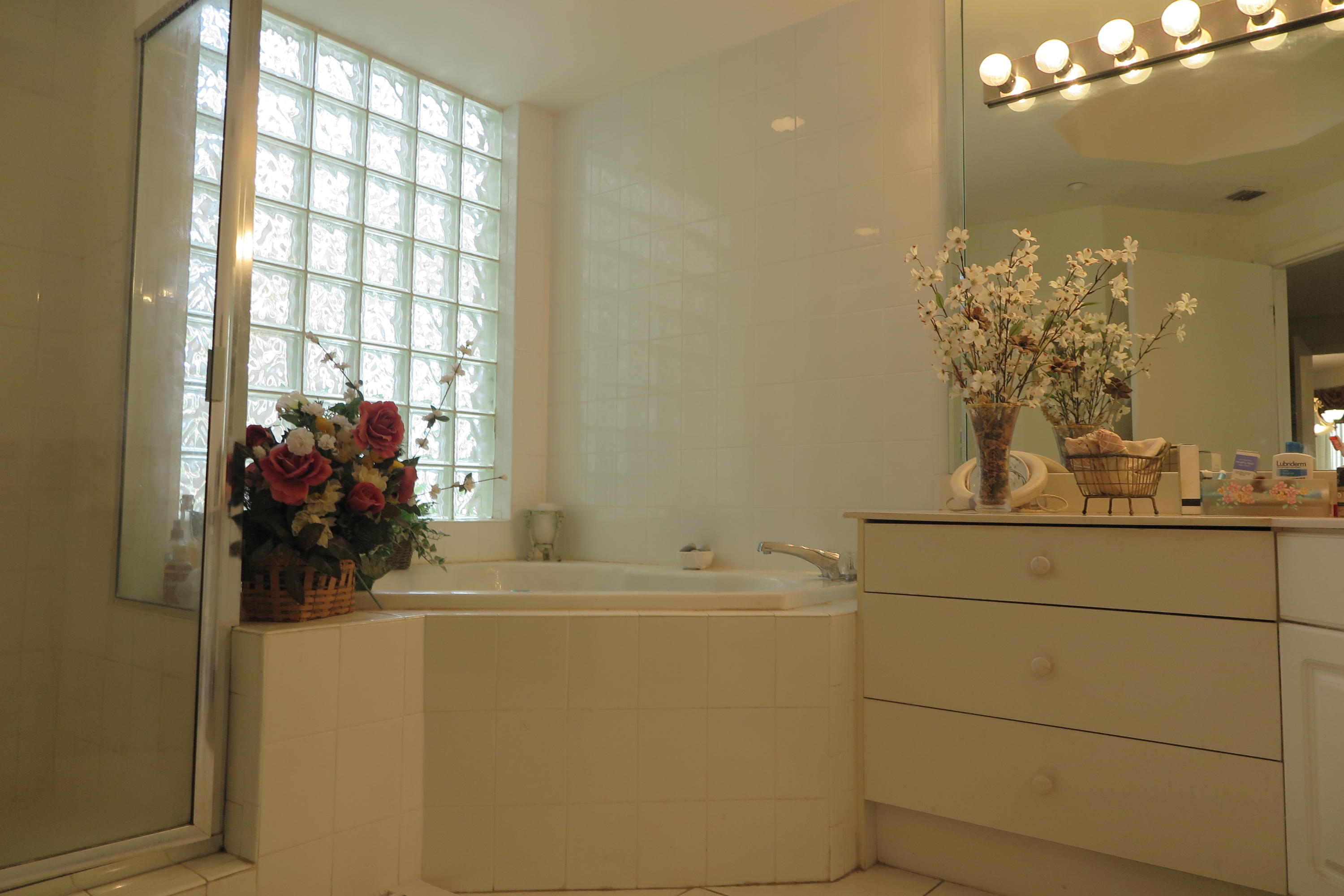 7546 La Paz Boulevard, Unit 105 Boca Raton, FL 33433 - Photo 11 of 21 Master bathroom