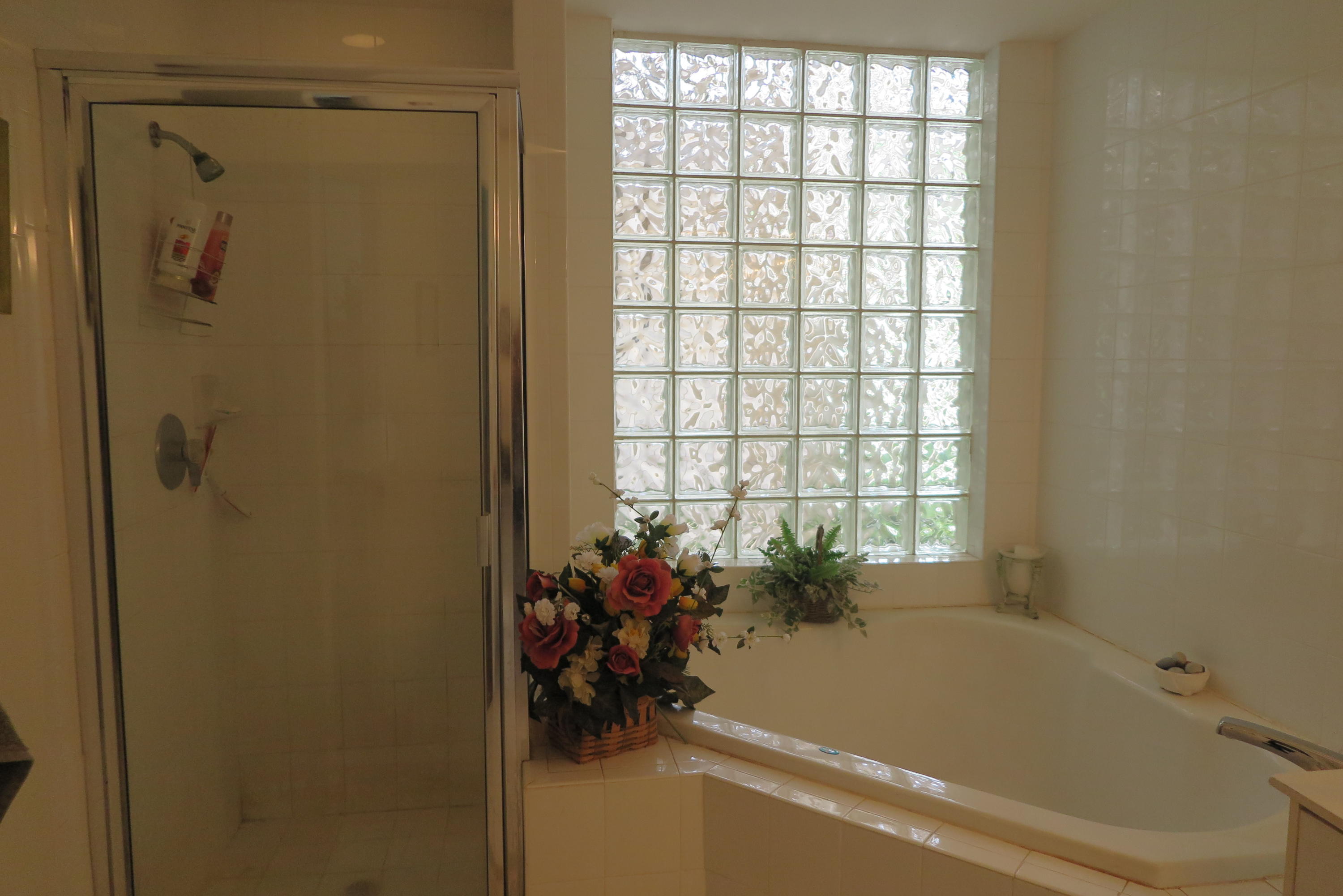 7546 La Paz Boulevard, Unit 105 Boca Raton, FL 33433 - Photo 12 of 21 Master bathroom