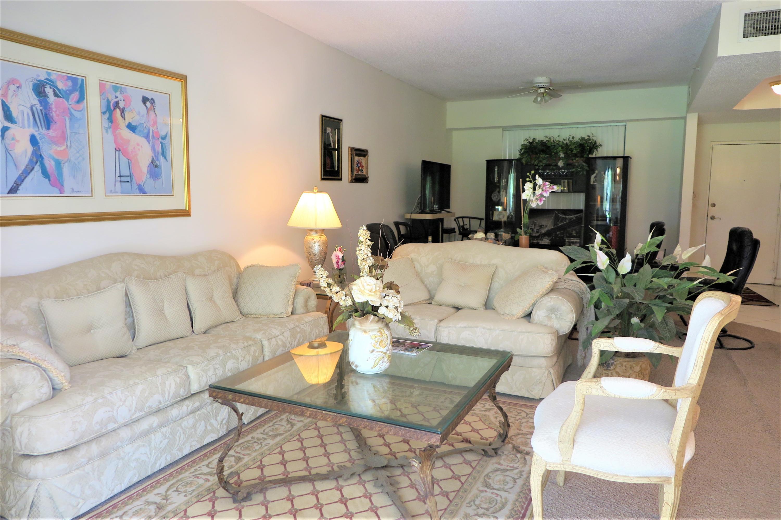 7546 La Paz Boulevard, Unit 105 Boca Raton, FL 33433 - Photo 3 of 21 Living area