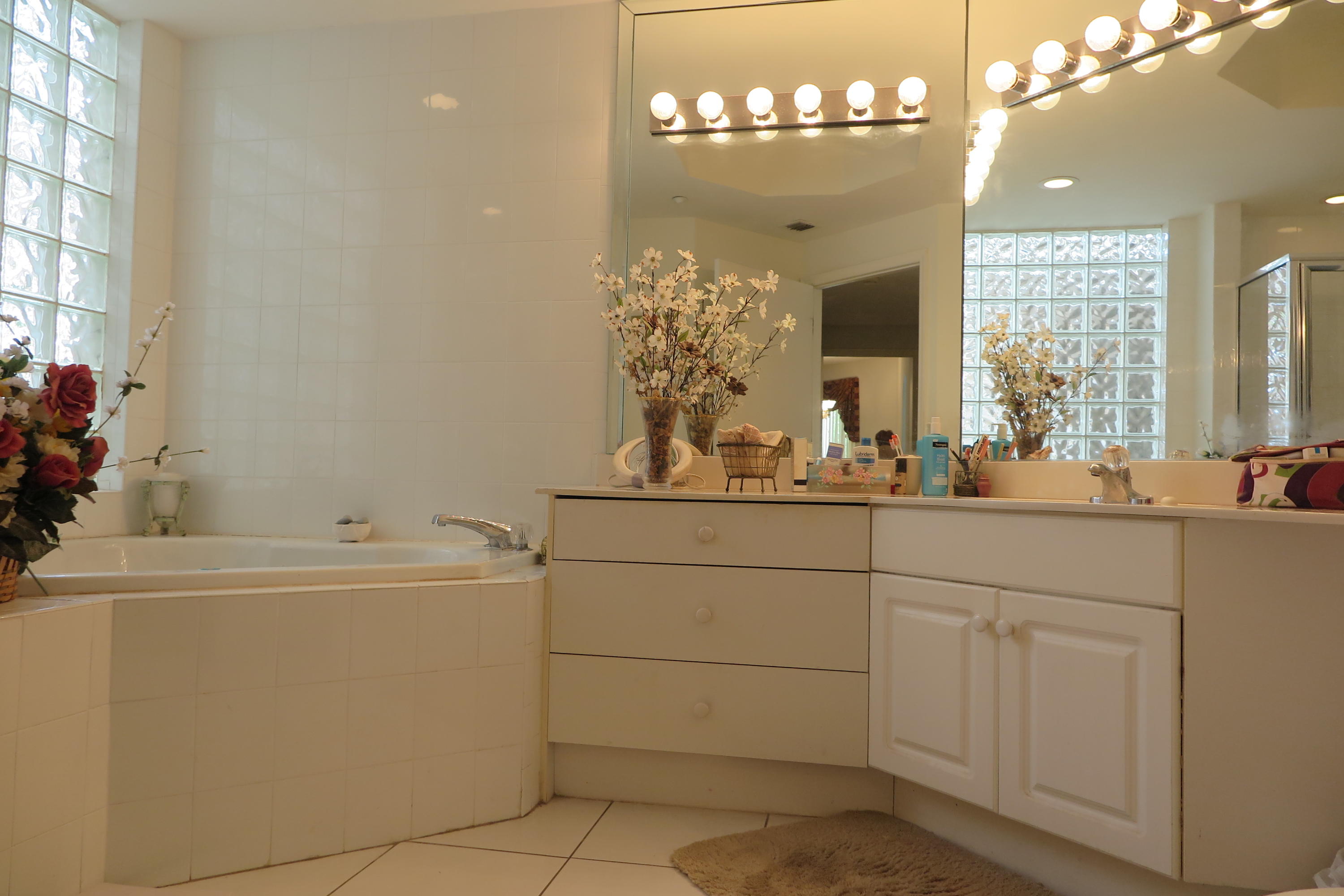 7546 La Paz Boulevard, Unit 105 Boca Raton, FL 33433 - Photo 10 of 21 Master bathroom