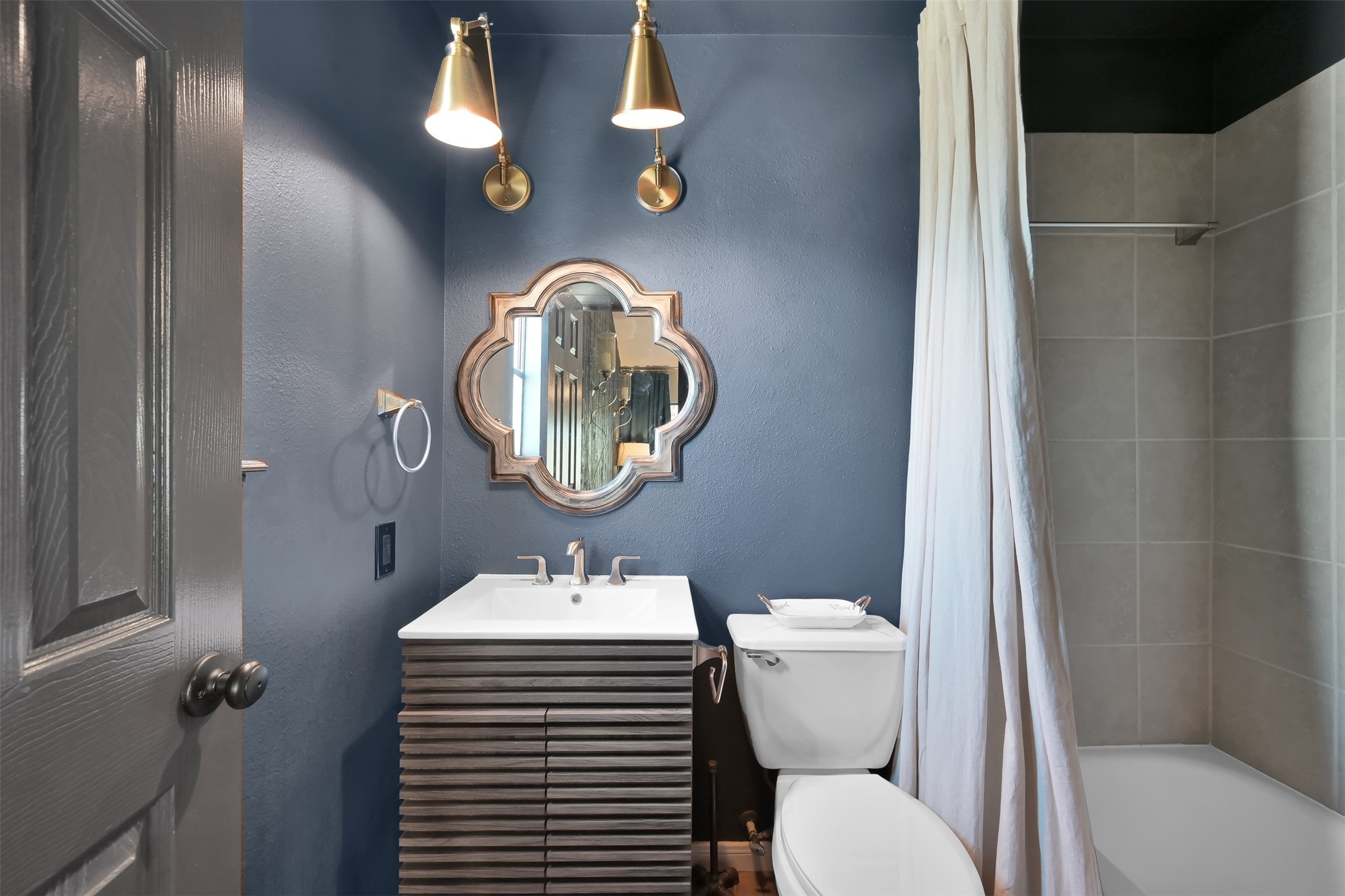 184 April Point Drive North Conroe, TX 77356 - Photo 23 of 41 Updated bathroom with tub & shoer combo