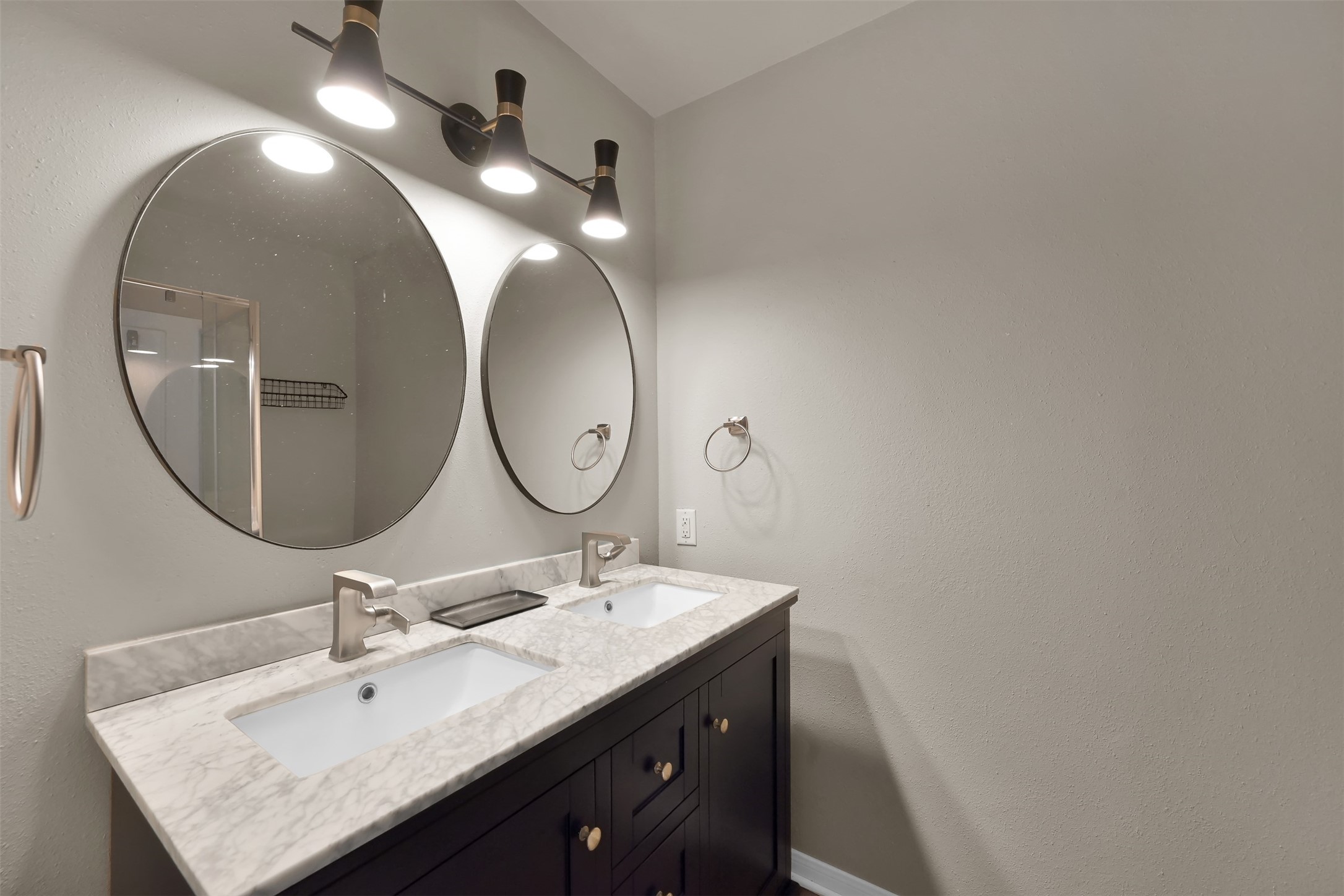 184 April Point Drive North Conroe, TX 77356 - Photo 29 of 41 Double sinks added