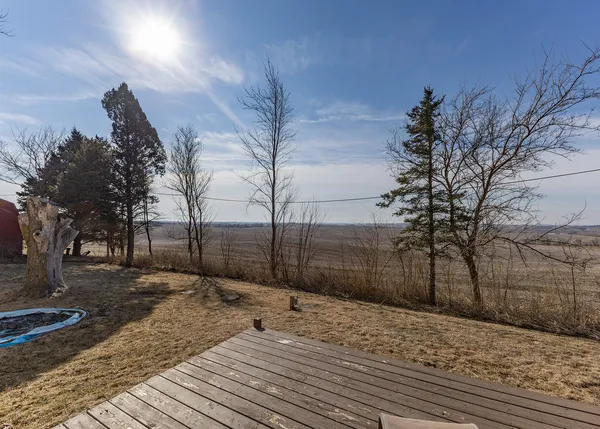 a view of a backyard