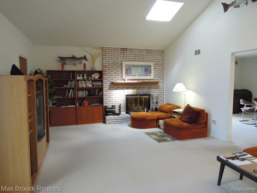 2593 Pine Ridge Road West Bloomfield, MI 48324 - Photo 7 of 21 Fireplace, Skylight,Vaulted Ceil