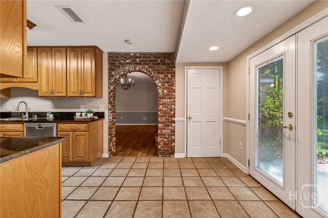 42 River Oaks Road Savannah, GA 31410 - Photo 10 of 23