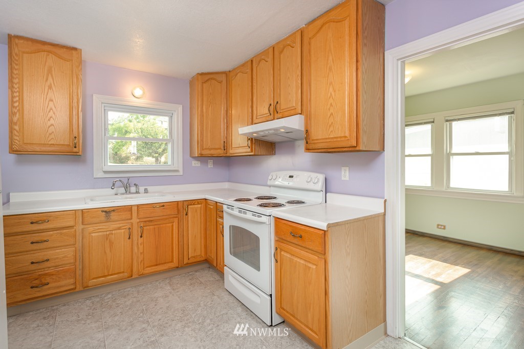 504 Southwest Langston Place Renton, WA 98057 - Photo 13 of 35