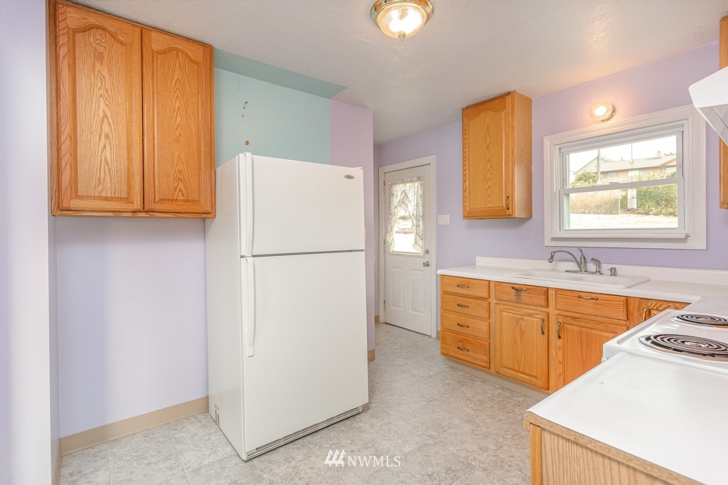 504 Southwest Langston Place Renton, WA 98057 - Photo 15 of 35