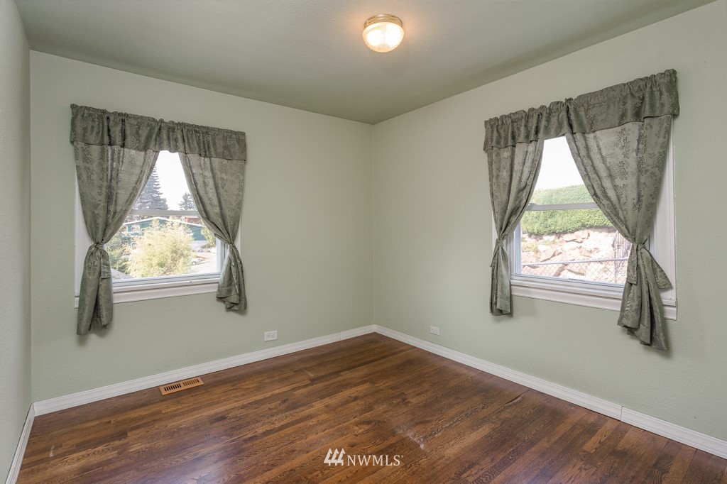 504 Southwest Langston Place Renton, WA 98057 - Photo 17 of 35