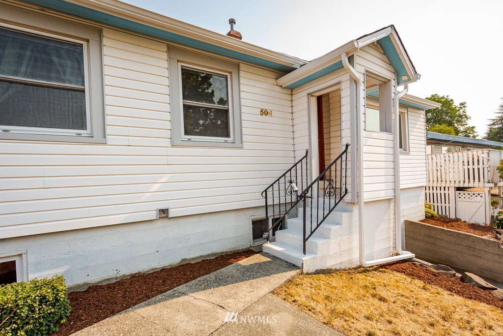504 Southwest Langston Place Renton, WA 98057 - Photo 4 of 35