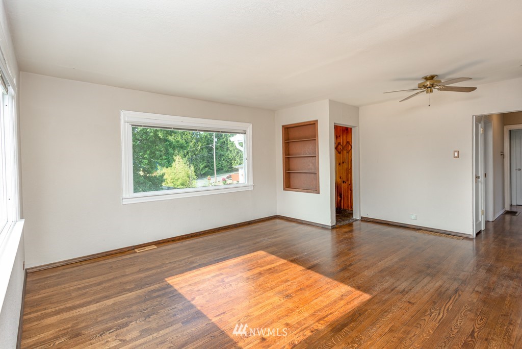 504 Southwest Langston Place Renton, WA 98057 - Photo 5 of 35