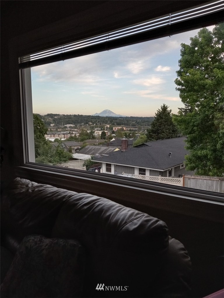 504 Southwest Langston Place Renton, WA 98057 - Photo 6 of 35
