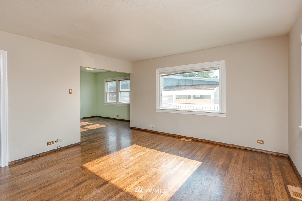504 Southwest Langston Place Renton, WA 98057 - Photo 10 of 35