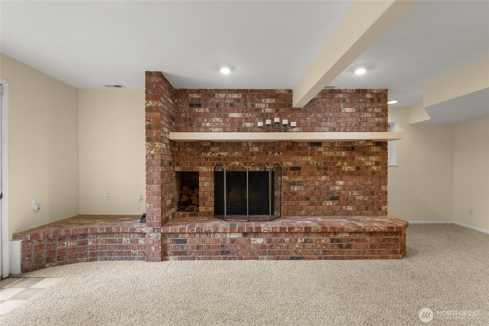 10 Jeffery Place Longview, WA 98632 - Photo 34 of 40 a living room with a fireplace