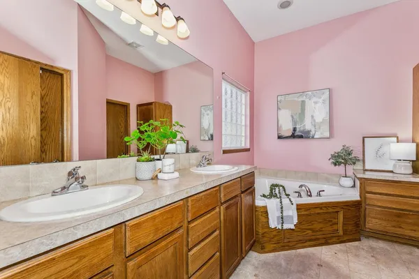 $299,900 | 2101 East Brookstone Street, Derby, KS 67037