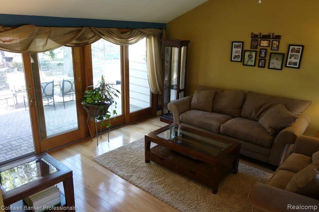 1095 East Buell Road Rochester, MI 48306 - Photo 16 of 25 Family Room View 4