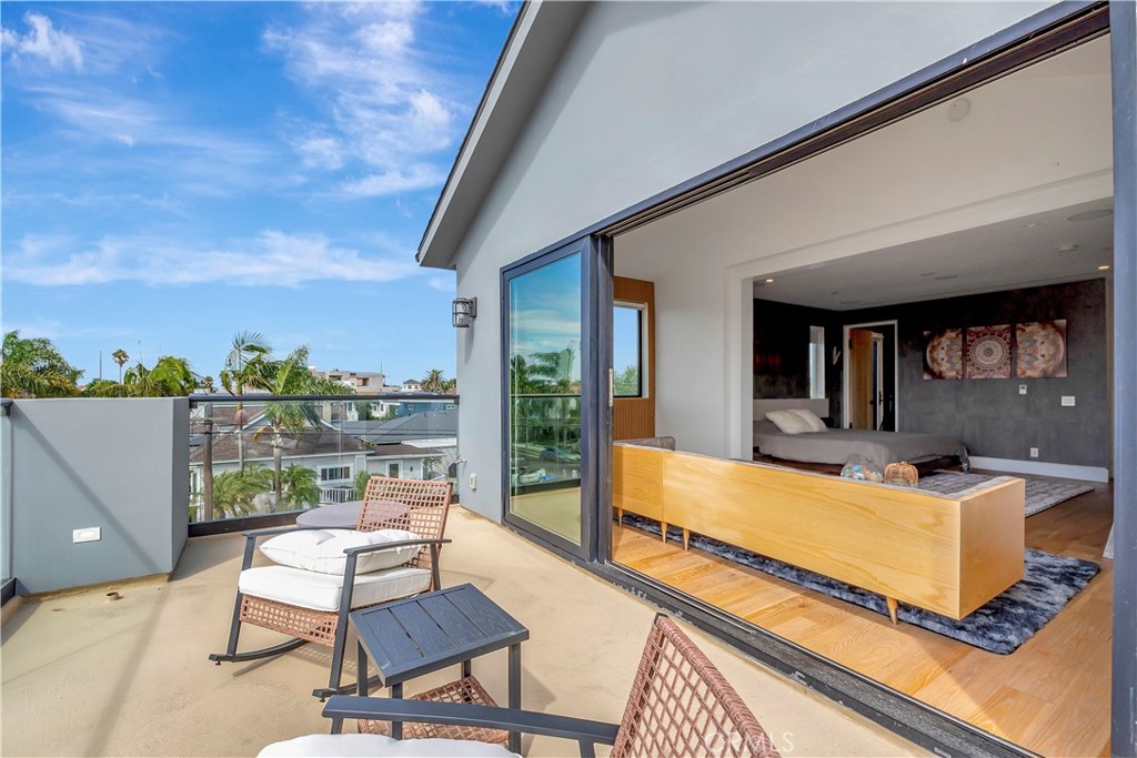 620 Huntington Street Huntington Beach, CA 92648 - Photo 40 of 65 a building outdoor space with patio furniture