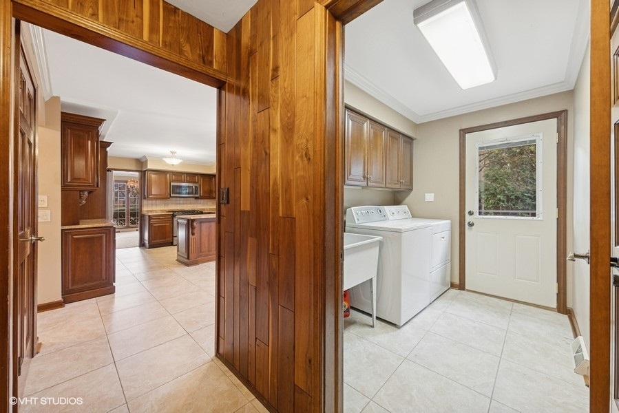 314 Fuller Road Hinsdale, IL 60521 - Photo 9 of 21 a bathroom with a sink and a mirror