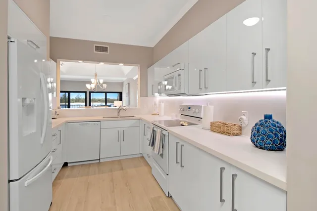 $1,099,000 | 105 La Peninsula Boulevard, Unit 105, Naples, FL 34113