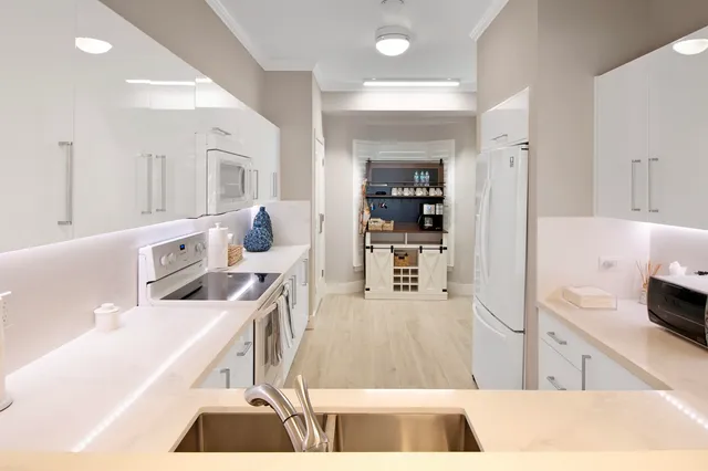 $1,099,000 | 105 La Peninsula Boulevard, Unit 105, Naples, FL 34113