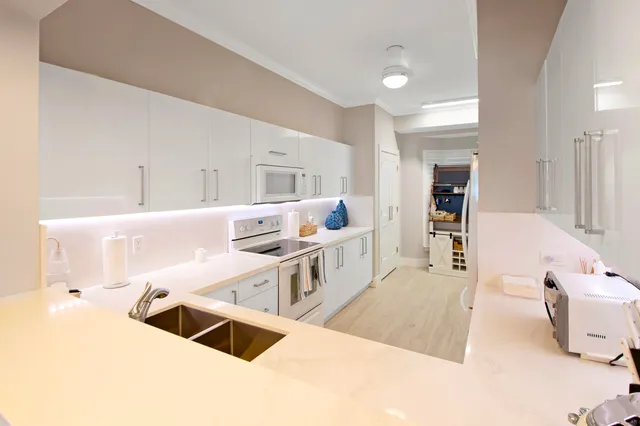 $1,099,000 | 105 La Peninsula Boulevard, Unit 105, Naples, FL 34113