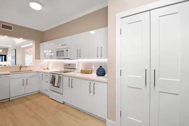 $1,099,000 | 105 La Peninsula Boulevard, Unit 105, Naples, FL 34113