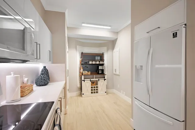 $1,099,000 | 105 La Peninsula Boulevard, Unit 105, Naples, FL 34113