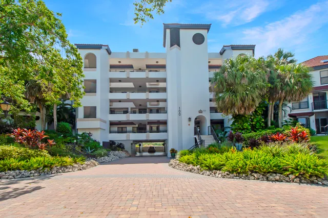 $1,099,000 | 105 La Peninsula Boulevard, Unit 105, Naples, FL 34113
