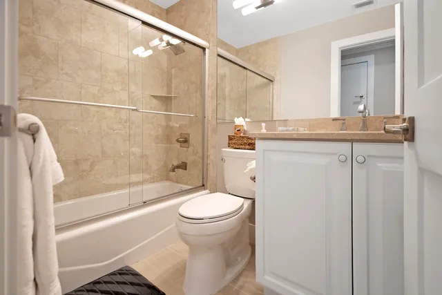 $1,099,000 | 105 La Peninsula Boulevard, Unit 105, Naples, FL 34113