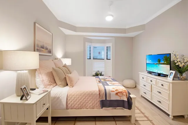 $1,099,000 | 105 La Peninsula Boulevard, Unit 105, Naples, FL 34113