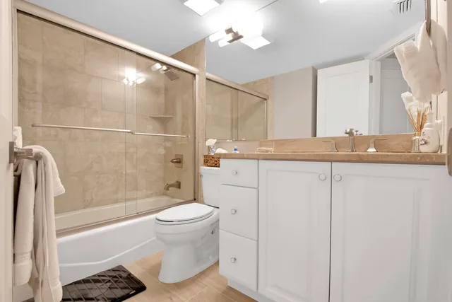 $1,099,000 | 105 La Peninsula Boulevard, Unit 105, Naples, FL 34113