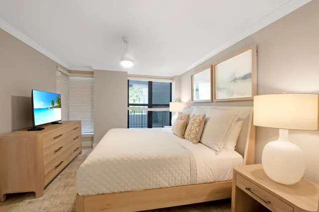 $1,099,000 | 105 La Peninsula Boulevard, Unit 105, Naples, FL 34113