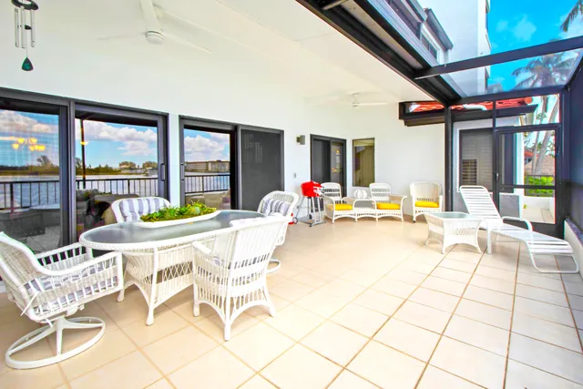 $1,099,000 | 105 La Peninsula Boulevard, Unit 105, Naples, FL 34113