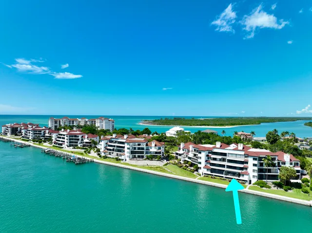 $1,099,000 | 105 La Peninsula Boulevard, Unit 105, Naples, FL 34113