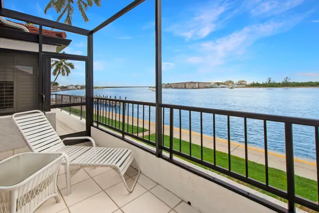 $1,099,000 | 105 La Peninsula Boulevard, Unit 105, Naples, FL 34113