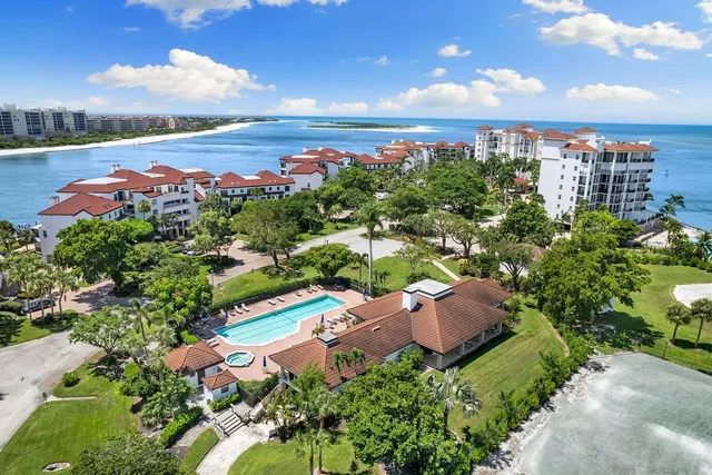 $1,099,000 | 105 La Peninsula Boulevard, Unit 105, Naples, FL 34113