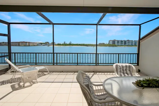 $1,099,000 | 105 La Peninsula Boulevard, Unit 105, Naples, FL 34113